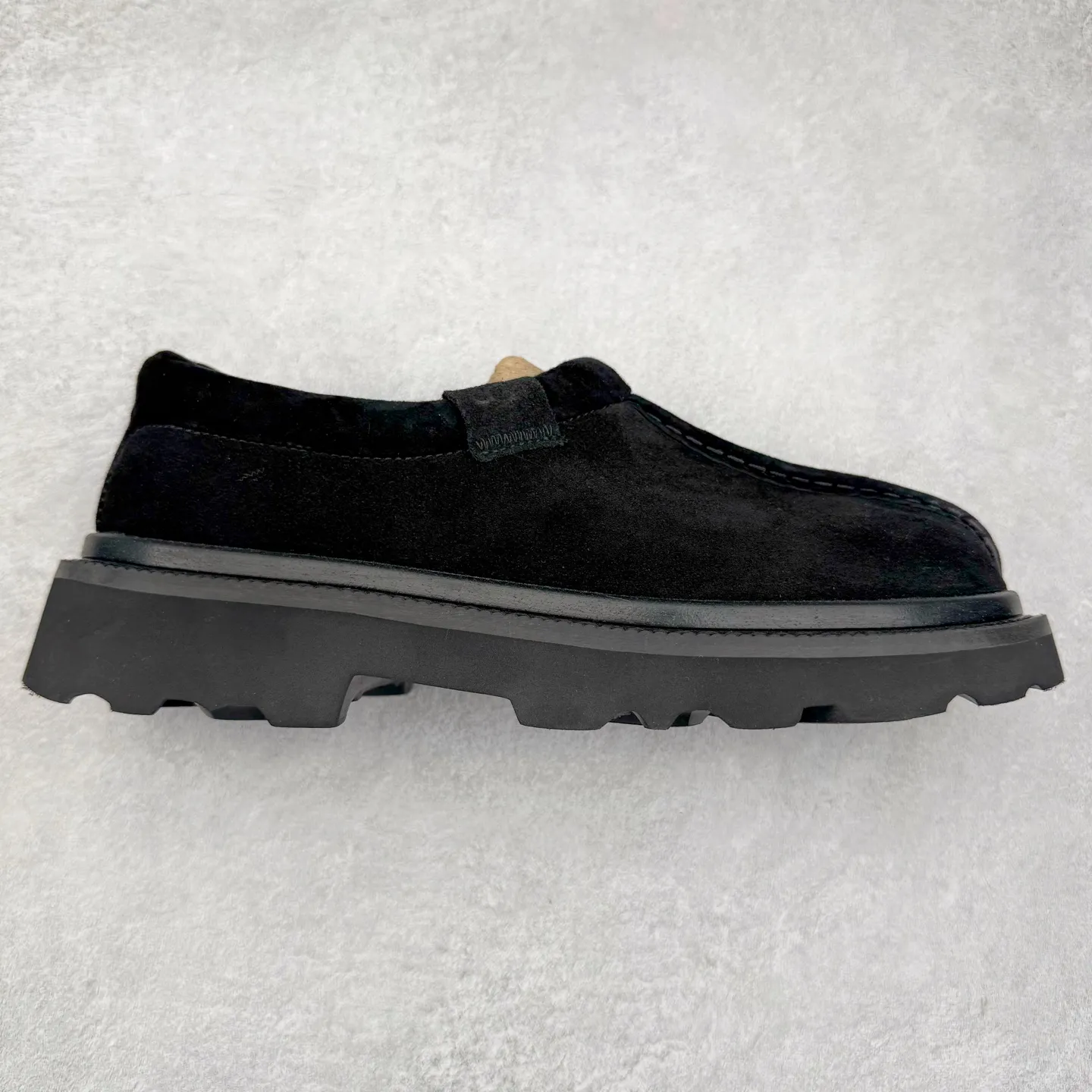 Pick up locally 💰600 UGG 6913 Tasman Lug suede round toe lightweight low-top lifestyle casual shoes. All shoes are made from the same factory as ZP. Longfeng A-grade Australian imported sheepskin and wool are integrated. Brand OEM production line fully follows the ZP process. OEM original pattern maker adheres to the principle of no original shoes and no development selection. Pay attention to every detail. The most authentic version on the market TREADLITE "Light Wing" technology outsole Lightweight/durable/flexible/pile size: 40 41 42 43 44 Coding: yby2936060